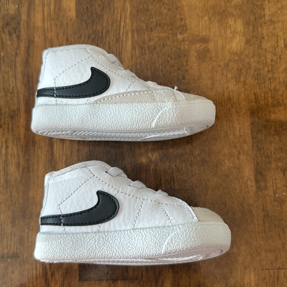 Baby Nikes 2.5c - Picture 2 of 3